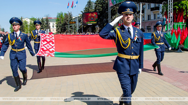1/ Across Minsk and Belarus supporters of the opposition are hanging up and waving white-red-white flags – very different to the official state flag, which is red and green. Why does  #Belarus have TWO flags?THREAD