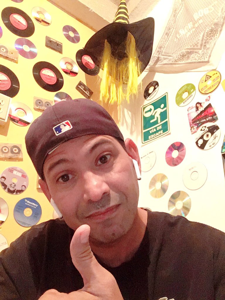 RetroFrecuencia's tweet photo. En tiempos de cuarentena preparando todo para lo que es frecuencia retro, todo con tiempo sale bien no hay improvisar para eso dios me dio el don de ser gente de radio y hacer una buena producción y no hacer locuras en radio. Así que ya estamos en la recta final vienen sorpresas https://t.co/O8JUjkCMQH