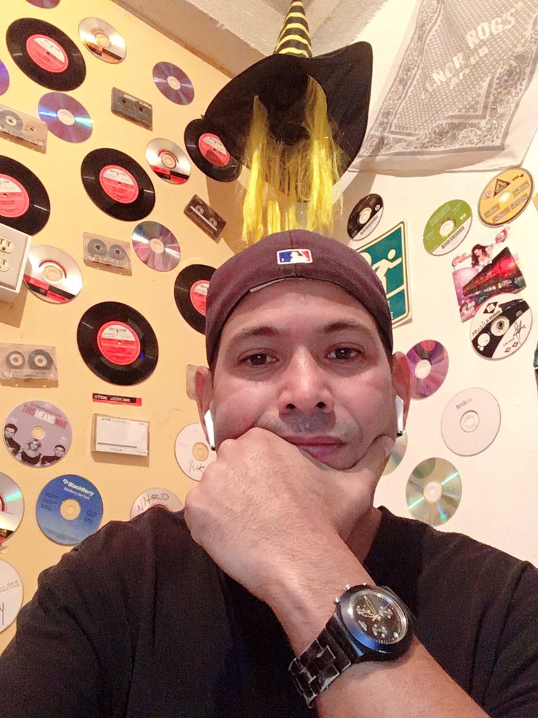 RetroFrecuencia's tweet photo. En tiempos de cuarentena preparando todo para lo que es frecuencia retro, todo con tiempo sale bien no hay improvisar para eso dios me dio el don de ser gente de radio y hacer una buena producción y no hacer locuras en radio. Así que ya estamos en la recta final vienen sorpresas https://t.co/O8JUjkCMQH