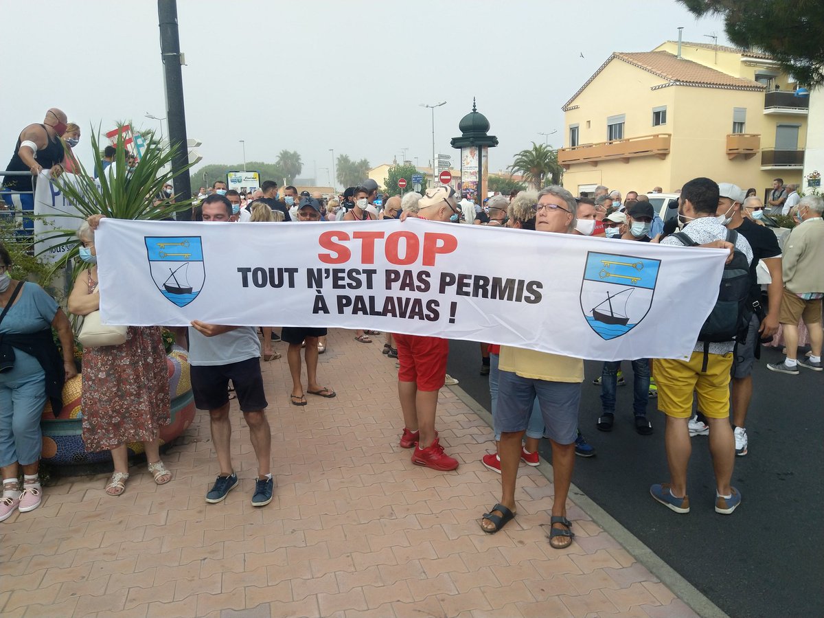 CocardeEtud's tweet photo. ✊🏻En cours, à #Palavas, une marche "contre la délinquance, la racaille, et l'insécurité" organisée par les habitants. Espérons que cette forme de résistance se diffuse et soit le début d'une véritable RÉVOLTE populaire ! C'est un pas vers la liberté🇫🇷
https://t.co/9H8NGq64cl https://t.co/IF3c9hXN2O