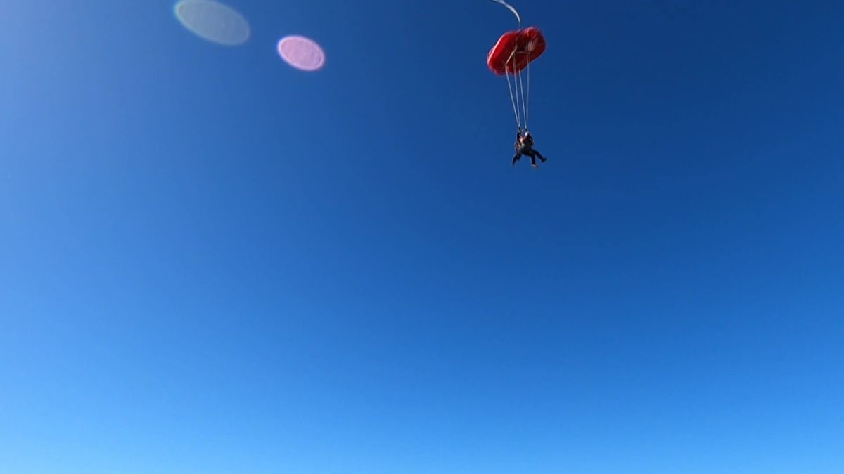 F3Bourgogne's tweet photo. VIDÉO 🪂 A 95 ans, Maurice a réalisé son rêve et sauté en parachute #Chalon #Champforgeuil #Bourgogne 🌟 https://t.co/AE3sQiuyob https://t.co/XXY7VTk73w
