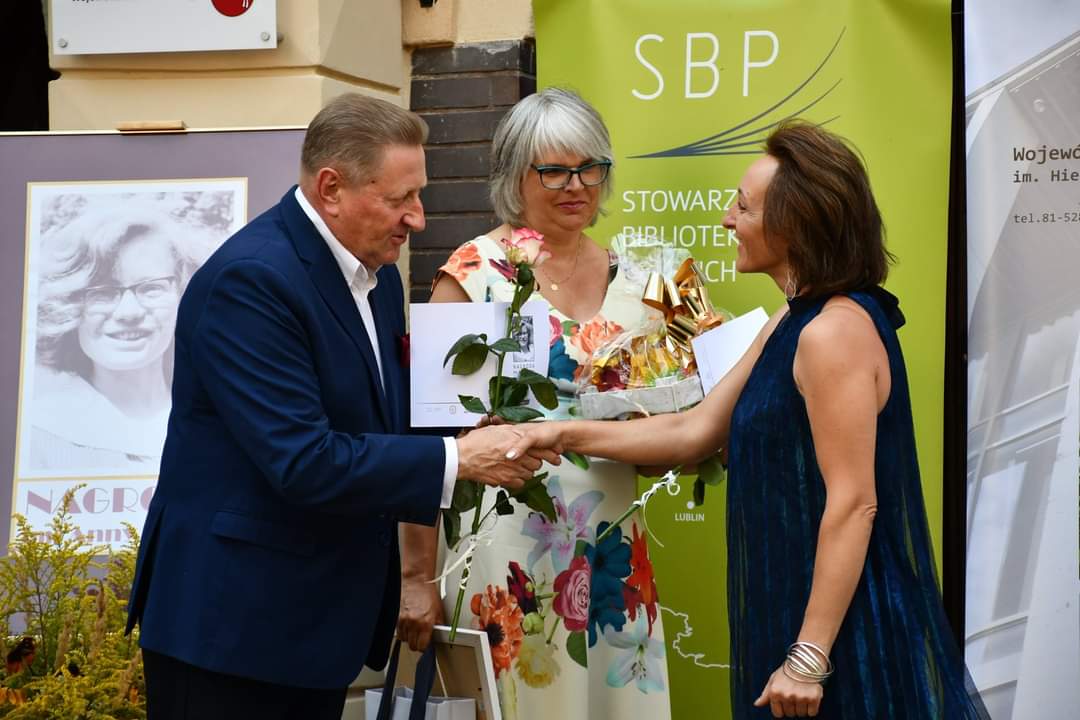 Biblio_Swidnik's tweet image. Nasza koleżanka Aleksandra Majewska z Filii nr 3 została dziś laureatką Nagrody im. Anny Platto. 🏆
Wyróżnienie przyznawane jest od 1995 roku.

#biblioteka #Świdnik #platto