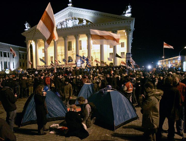 11/ The white-red-white became associated with the opposition. At the biggest anti-regime demonstrations people have carried the flag – after elections in March 2006 and December 2010, for example. Pictures via  @tutby https://news.tut.by/society/694935.html