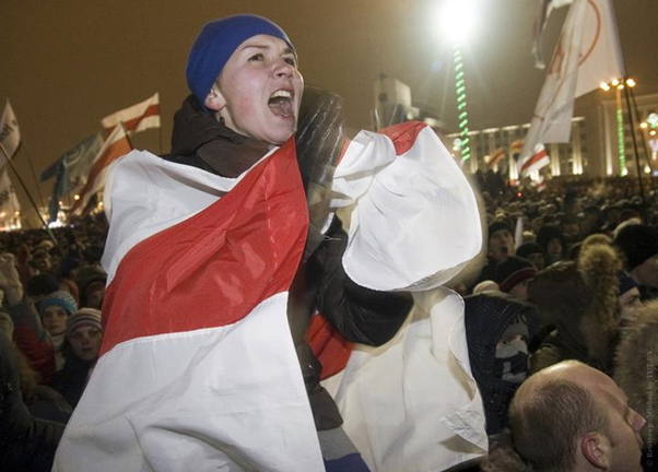 11/ The white-red-white became associated with the opposition. At the biggest anti-regime demonstrations people have carried the flag – after elections in March 2006 and December 2010, for example. Pictures via  @tutby https://news.tut.by/society/694935.html