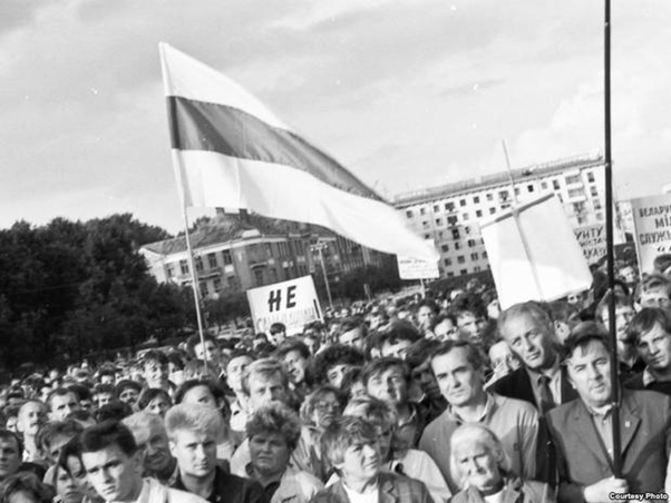 9/ Belarus declared independence soon after the 1991 August putsch. Stanislav Shushkevich became the new de-facto president and on 19 September the white red white flag and Pahonia were re-adopted as national symbols in a clear break with the Soviet past