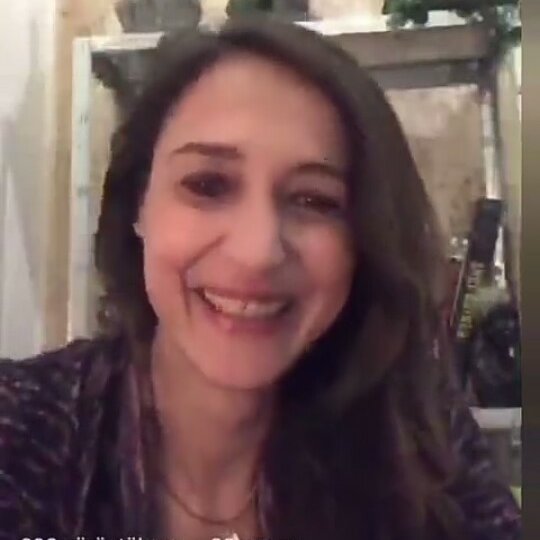 ayhakaskicandir's tweet photo. Her ne kadar yayın boyunca biz böyle görsek bile yine de diziyle ilgili soruları yanıtlamaya çalışırken üzüldüğünü,duygulandığı bi gerçek ve herkez de bunu biliyordur herhalde ama siz hariç @erlerfilm_  eee nede olsa #özlemçınaryoksabizdeyokuz 😎✋👊 https://t.co/nZoPBYxmsM