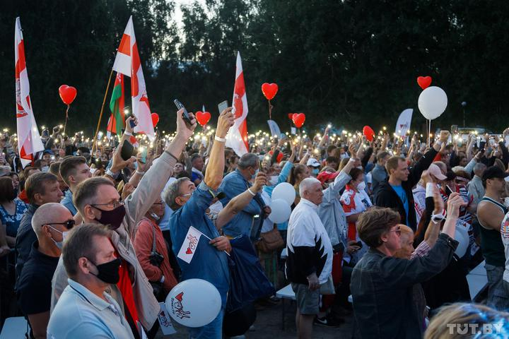 15/ But In the past few weeks for the thousands attending elections rallies for  #Tikhanovskaya the white red flag and Pahonya has got a new lease of life and again become a national symbol of change for  #Belarus