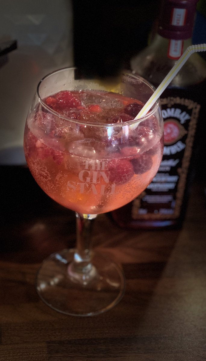 kearneyjennie's tweet image. Gin night 🍸 #fridaynight #bombaybramble #raspberryandblackberry #gin