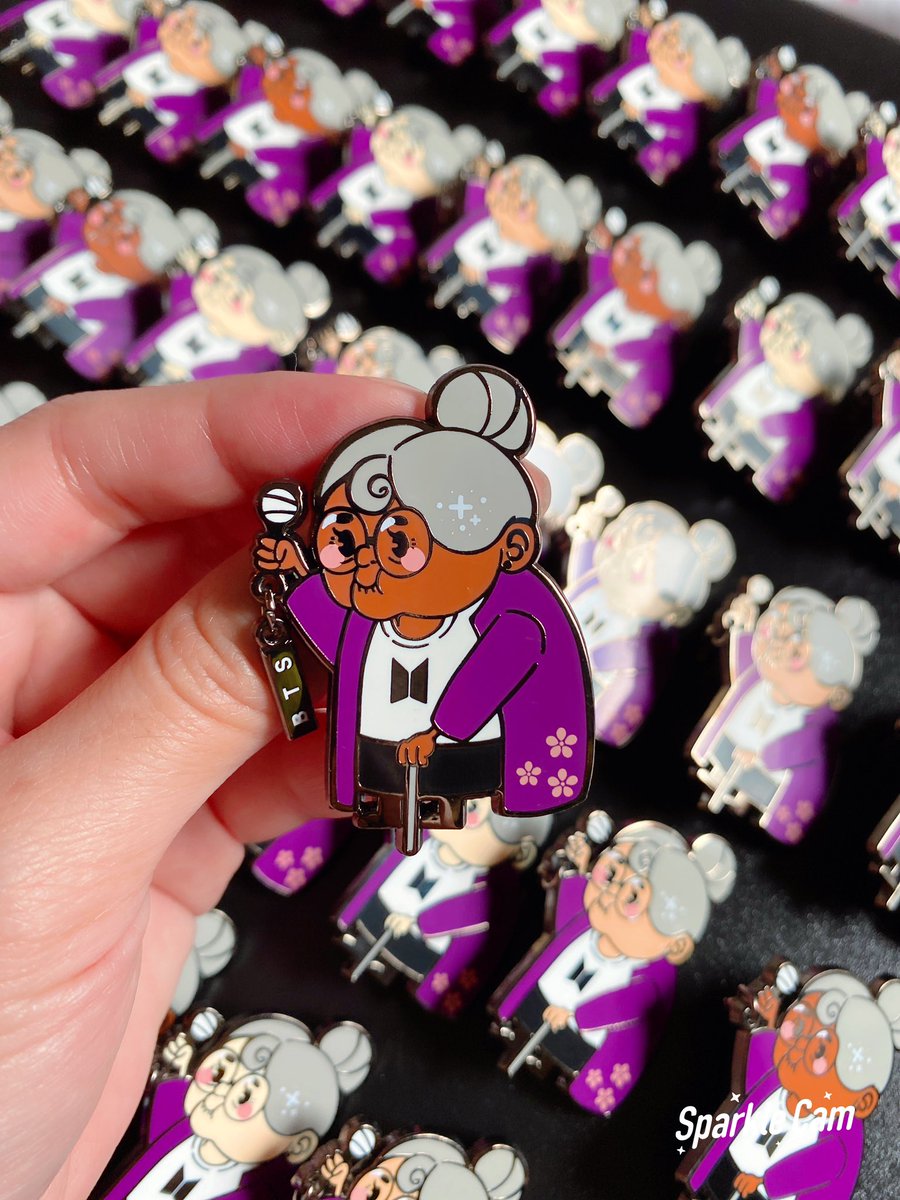 miknitem_oasis's tweet photo. Granny Army pins are finished! :D 💜 These pins will be available in my shop on August 14th at 6PM EST! Thank you guys so much for your patience! 🥺💕 

#bts #BTSARMY #btsenamelpins #BTSPins https://t.co/tgjIxFRGCy