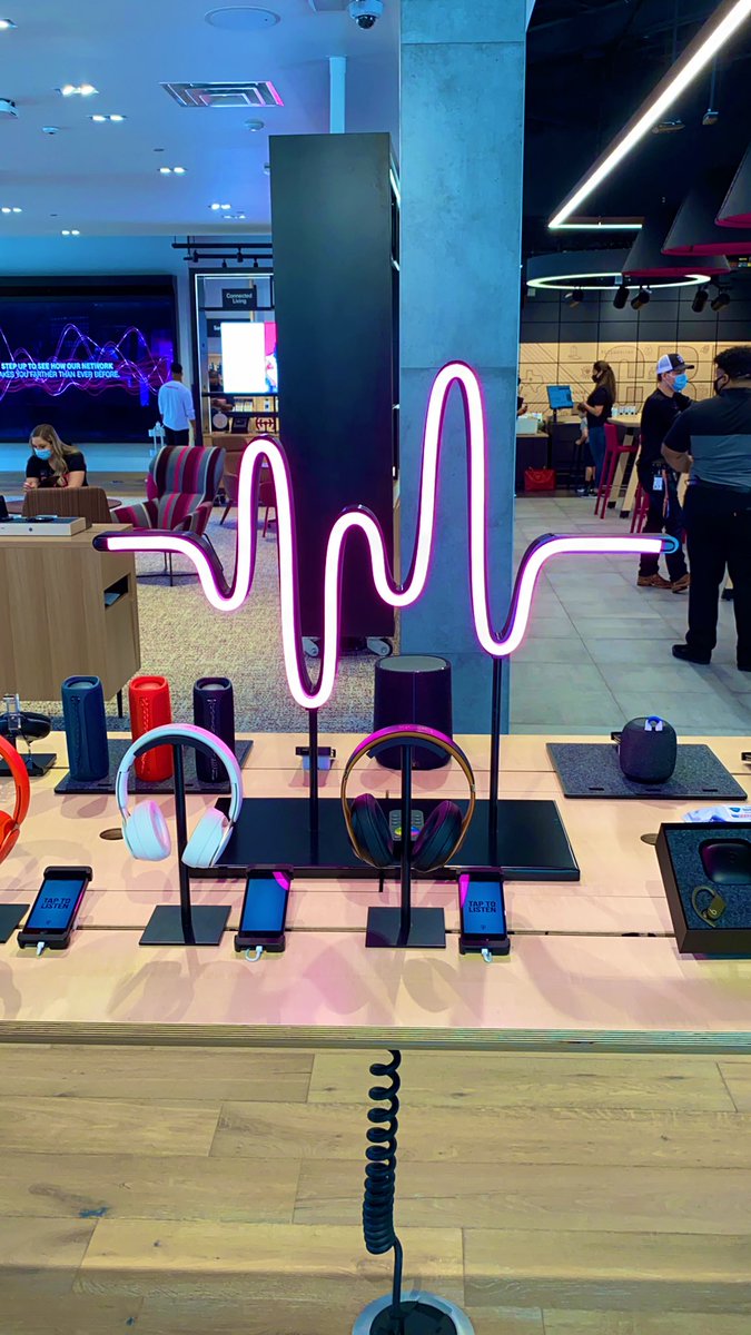 J_Bernstein91's tweet photo. Let’s play some tunes! #legacy #theshops #tmobile #experiencethebest https://t.co/4VL50SXBLH