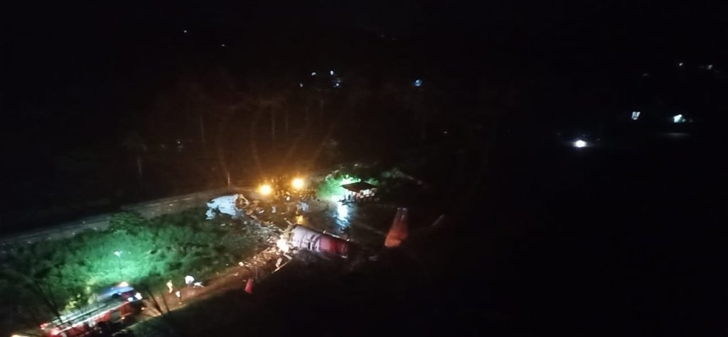 Aviation_Voice's tweet photo. An Air India Express flight B737 (IX1344) that departed from Dubai on Friday afternoon crash-landed with 184 people onboard at Kerala's Kozhikode airport. As per media around 14 people were dead including one pilot.
@airindiain #AirIndiaCrash #keralacrash #Calicutaircrash https://t.co/hq84qvYrtK