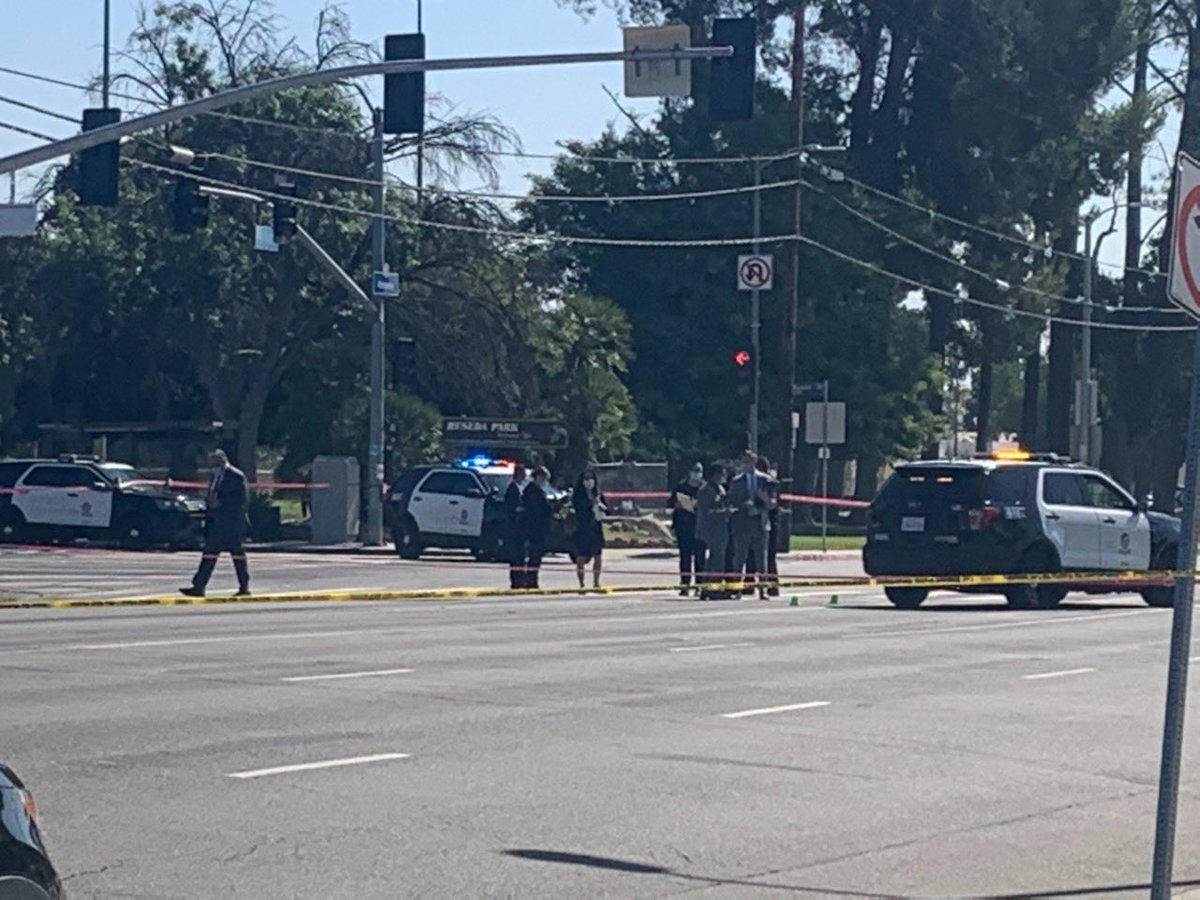 We’re on the ground in response to this  @LAPDwestvalley police shooting, who is giving no information other than saying there are "no outstanding suspects". There are 30+ cops here, many in suits. No more info is being given to us.  #DefundThePolice  https://twitter.com/wvpple/status/1291776992308731905