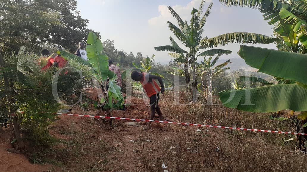 ntaka_willy's tweet photo. Ossements humains découverts ce vendredi par la @CVR_Burundi dans une probable fosse commune située à la colline #Karinzi commune #Kayogoro  @makambaProvince @ONU_fr @EP_LUXEMBOURG @RPFranceUE @burundi_cvr @GeneralNeva @French_Gov @belgique @RFI @NtareHouse @nshingamateka https://t.co/7WOHfeZPeM