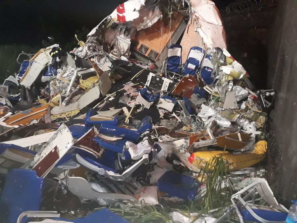 ये तस्वीर #AirIndiaExpress के उस प्लेन के अंदर की है जो कोझिकोड में क्रैश हुआ है। उफ्फ

#AirIndiaCrash 
#Calicutaircrash 
#Calicutairport 
#calicutplanecrash