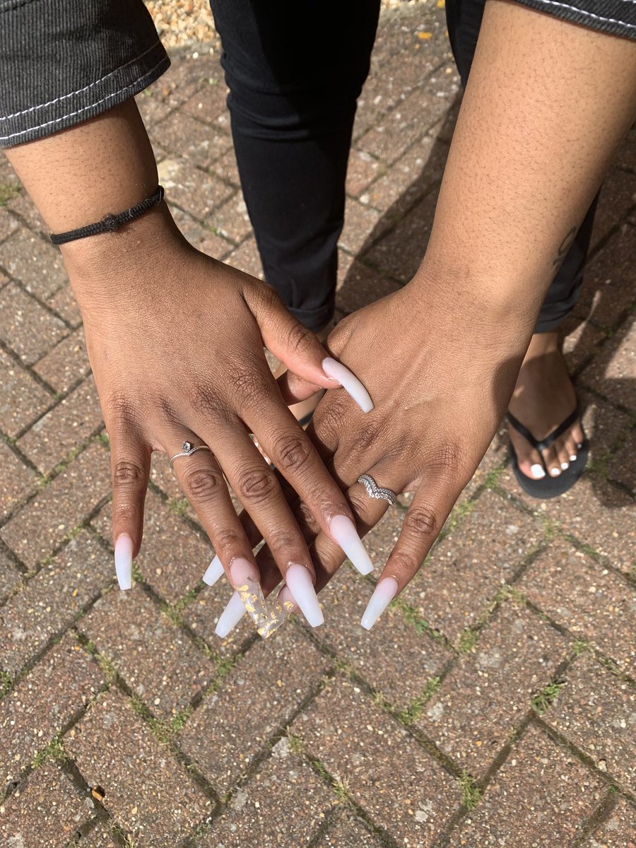 nails_scorpio's tweet photo. Latest from me here at scorpio nails!

Matted out soft white with gold foil feature nail! 🔥🤍

Now my client is holiday ready!🔆

DM for bookings and enquiries📥

Get following, liking and retweeting! IG: scorpio__nails

#holidayiscoming #newnails https://t.co/XFrFK6mn4Q