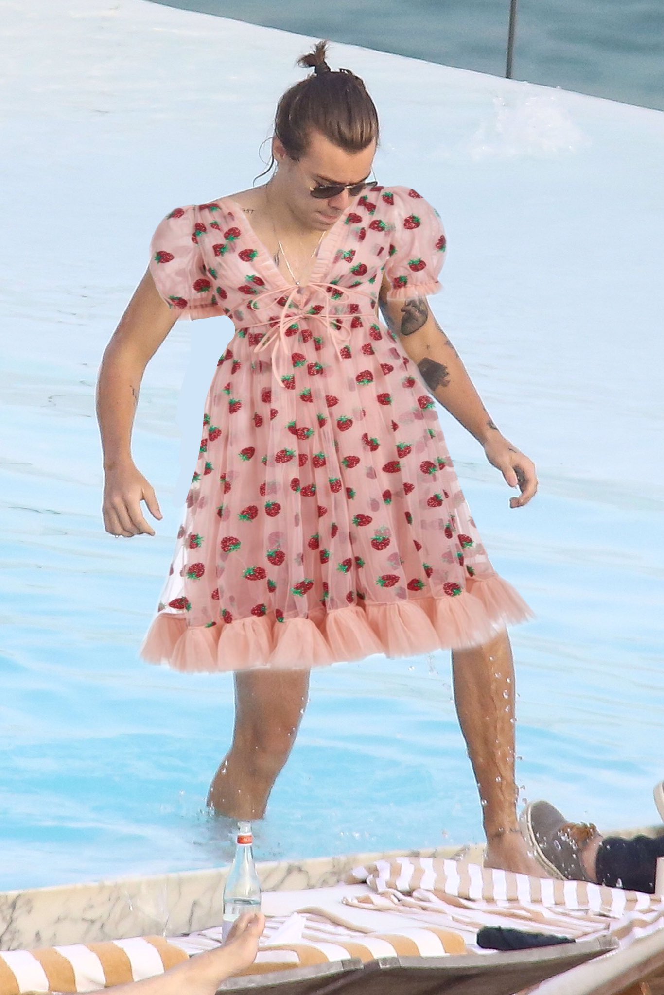 phia♡ on X: fuck it. harry styles wearing the pink strawberry dress.  https://t.co/llNiZ4slDr / X