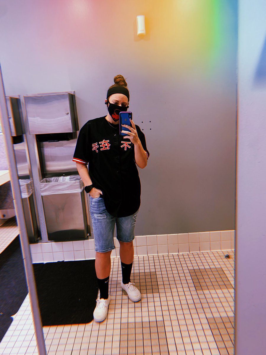 I wanted to show off my mask (thank you <a href="/jynxxmusic/">Jynxx</a> ) 🥰✨

gotta plug my mix too because that shit is BUMPIN fr fr🥵😤

soundcloud.com/whystd/world-o…