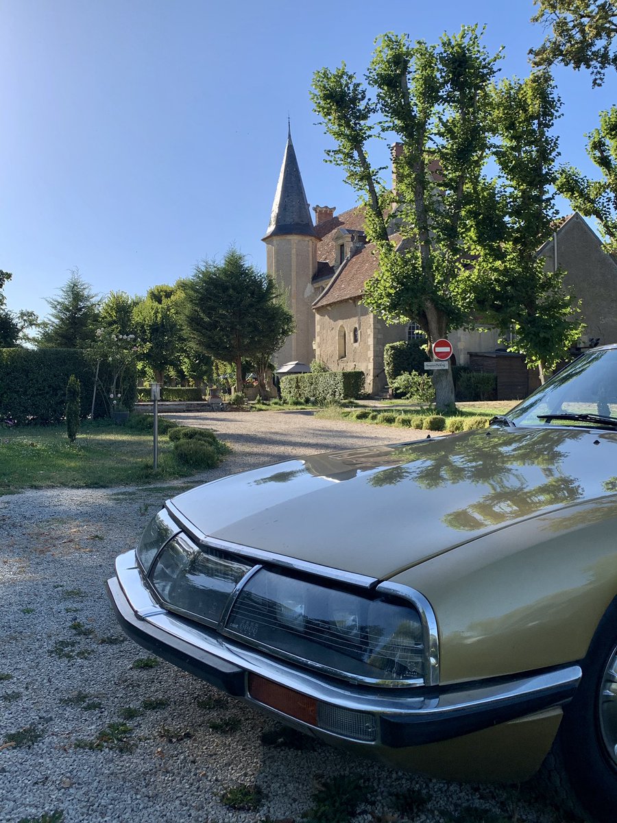 sjp_v8's tweet photo. Citroen 1 Jaguar 0 in contretemps leaving a supermarché car park in deepest France. Don’t mess with an SM they are awfully solid. Might have to polish the rubber bumper, but Jag needs a new door! SM convalescence in progress at a Chateau, poor boy. #citroenSM #leTank https://t.co/YNlAMtQVYy