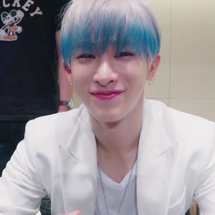 a thread of me just talking about wonho's cheeks