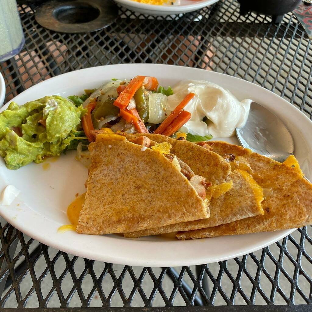 ponceman's tweet photo. It’s my lunch it’s some good delicious Chicken Quesadillas it’s dang good #blueapache #lunchtime #delish https://t.co/HIghwSge5q https://t.co/5eUhoB0LGz