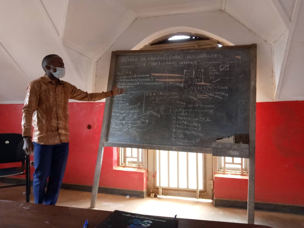 iubwe2's tweet photo. Soucieux de vouloir recarder les activités minières artisanales dans. Ému et Lubero Province Nordkivu, il a été important pr ns d’animer une séance avec les coopératives minières de Béni et Lubero. Saemape Nord-Kivu ! https://t.co/nZjK320Dwp