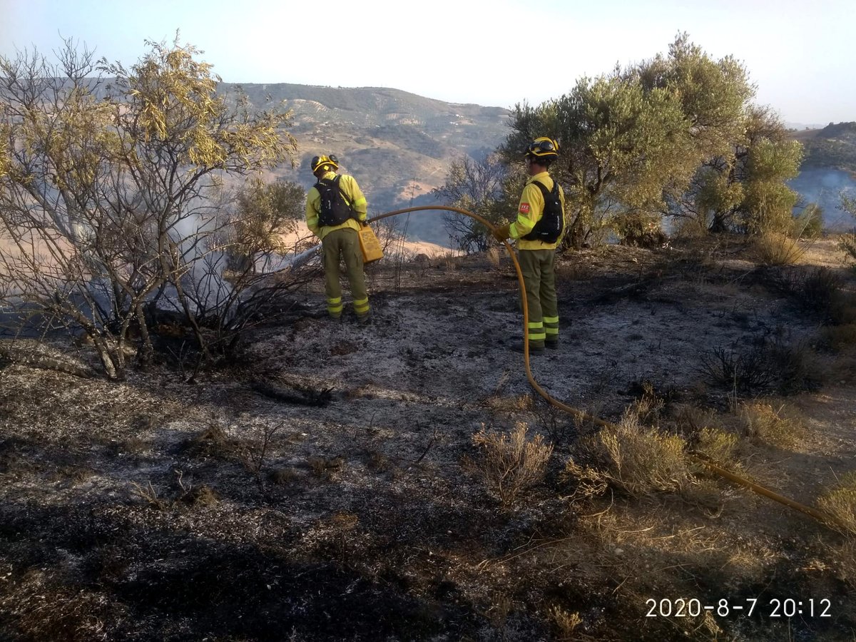 Plan_INFOCA's tweet photo. #IFPruna, #Sevilla | A esta hora de la tarde y ya sin el medio aéreo, continúan los compañeros trabajando para estabilizar #IFPruna, #Sevilla. Lo hacen con el rigor de unos 32 grados de temperatura ambiente, aunque dentro del EPI la sensación térmica debe ser mucho mayor. https://t.co/gkSgNmOVfD
