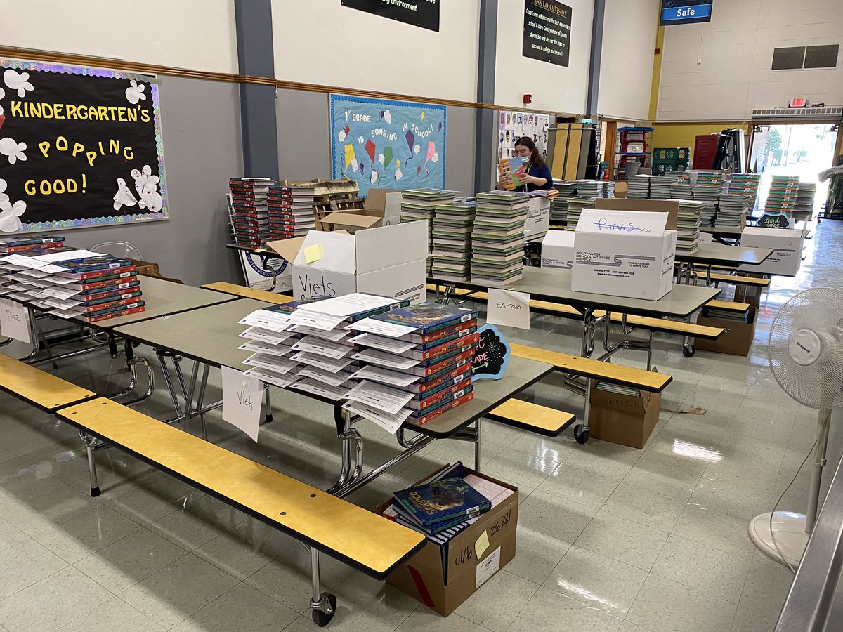 StephanieCee91's tweet photo. @CasaLomaBCSD  Secretary &amp; CPALS putting in work for our Comets for distribution next week #TeamBCSD #TeamCasaLoma https://t.co/PDQlQvdAwq