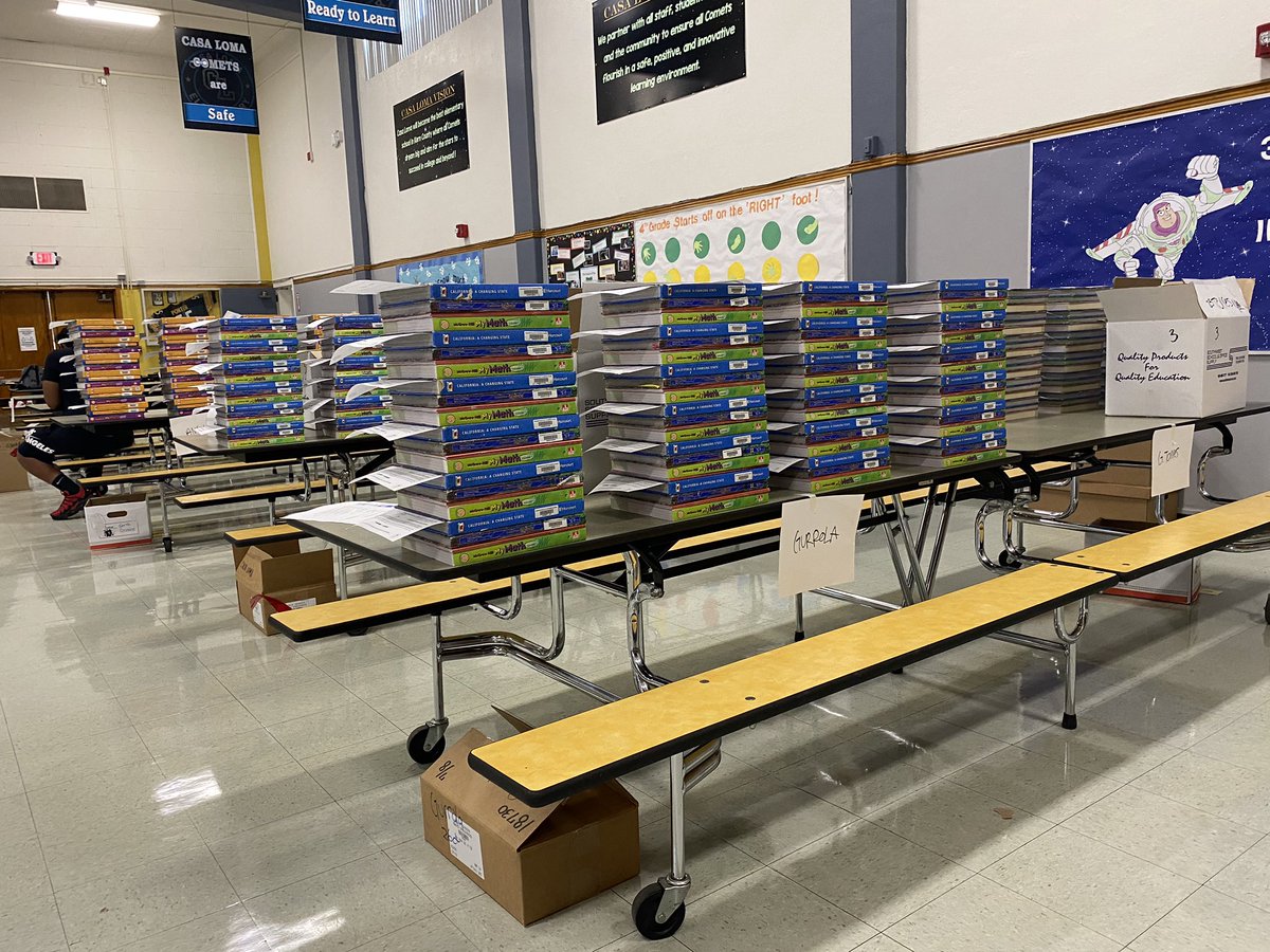 StephanieCee91's tweet photo. @CasaLomaBCSD  Secretary &amp; CPALS putting in work for our Comets for distribution next week #TeamBCSD #TeamCasaLoma https://t.co/PDQlQvdAwq