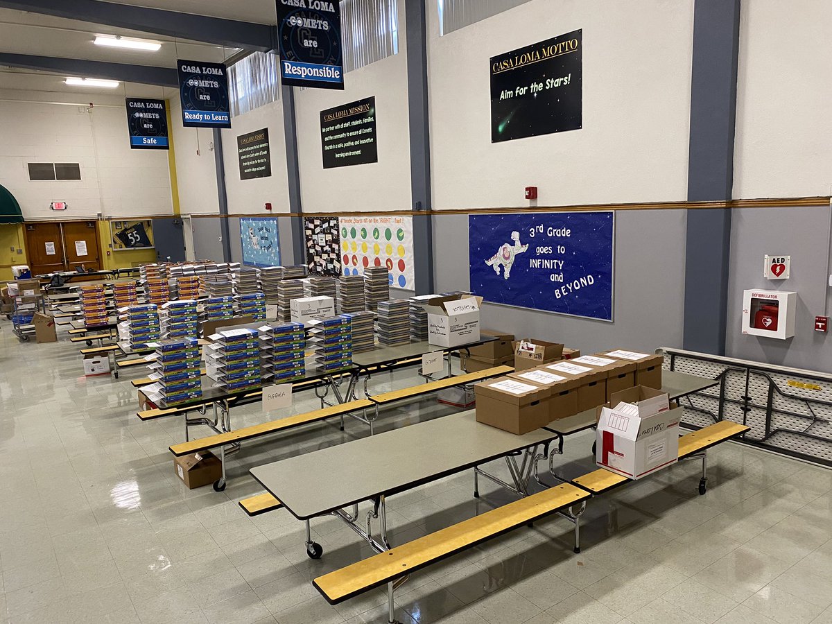 StephanieCee91's tweet photo. @CasaLomaBCSD  Secretary &amp; CPALS putting in work for our Comets for distribution next week #TeamBCSD #TeamCasaLoma https://t.co/PDQlQvdAwq