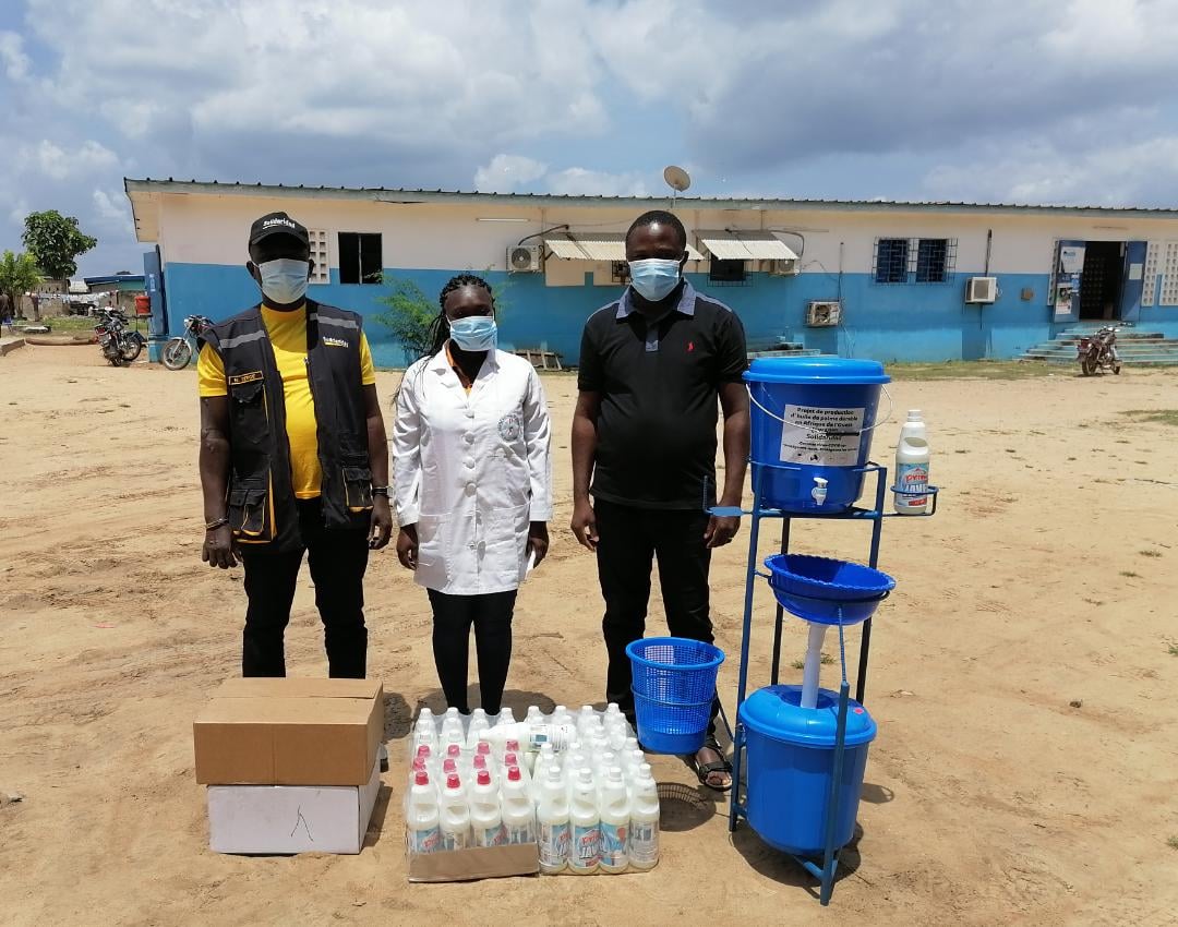 Solidaridad_wa's tweet photo. Rural health centers in communities where @Solidaridad_wa implements its #SWAPPII in Cote d'Ivoire are receiving items including disinfectants to equip them in their fight against #COVID19.
Funded by @NLinGhana, 45 health centers are expected to benefit from the distribution. https://t.co/4LZkIxR8ng