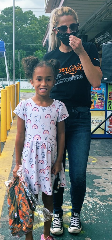 BoostSwat's tweet image. So blesssed to be out help in our communities! Backpacks, ices, great music, smiling faces and big savings!!! 
@IHrtBoostTpa @JoseSERSM @mschwager3 @JenniferGibbsLM 
#BoostNation