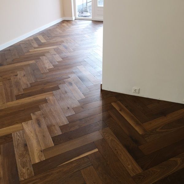 Lichte #vloeren reflecteren #daglicht en geven een ruimtelijk gevoel. Met een donkere vloer creëer je juist een warmere en intiemere #sfeer. Welke #kleur het beste in een ruimte past, is dus afhankelijk van het gewenste effect of sfeer. Advies nodig? Kom langs!