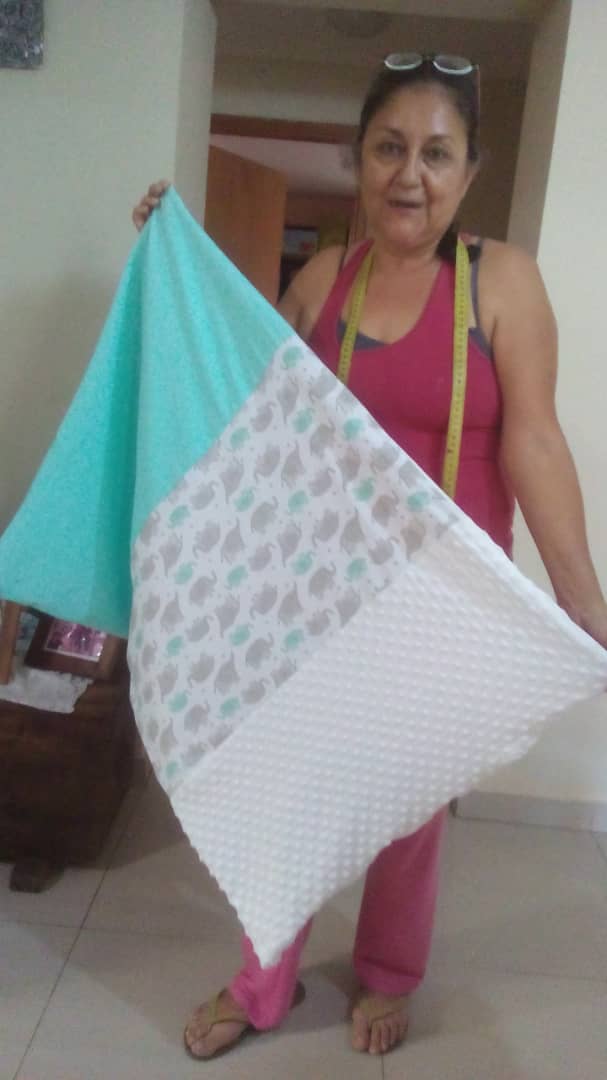 CarmenCarreroS's tweet photo. FELICITACIONES a las Partic: Clara Contreras y Ana Contreras de la formativa "Confección de Prendas para Bebé",  culminación de un "Acolchado para cuna de bebé", con MTP Socorro Acosta del #IncesTextilParamillo #Tachira. #FormacionIncedEnCasa. @WuikeImanINCES @FreddyBernal https://t.co/gyooyXqB44