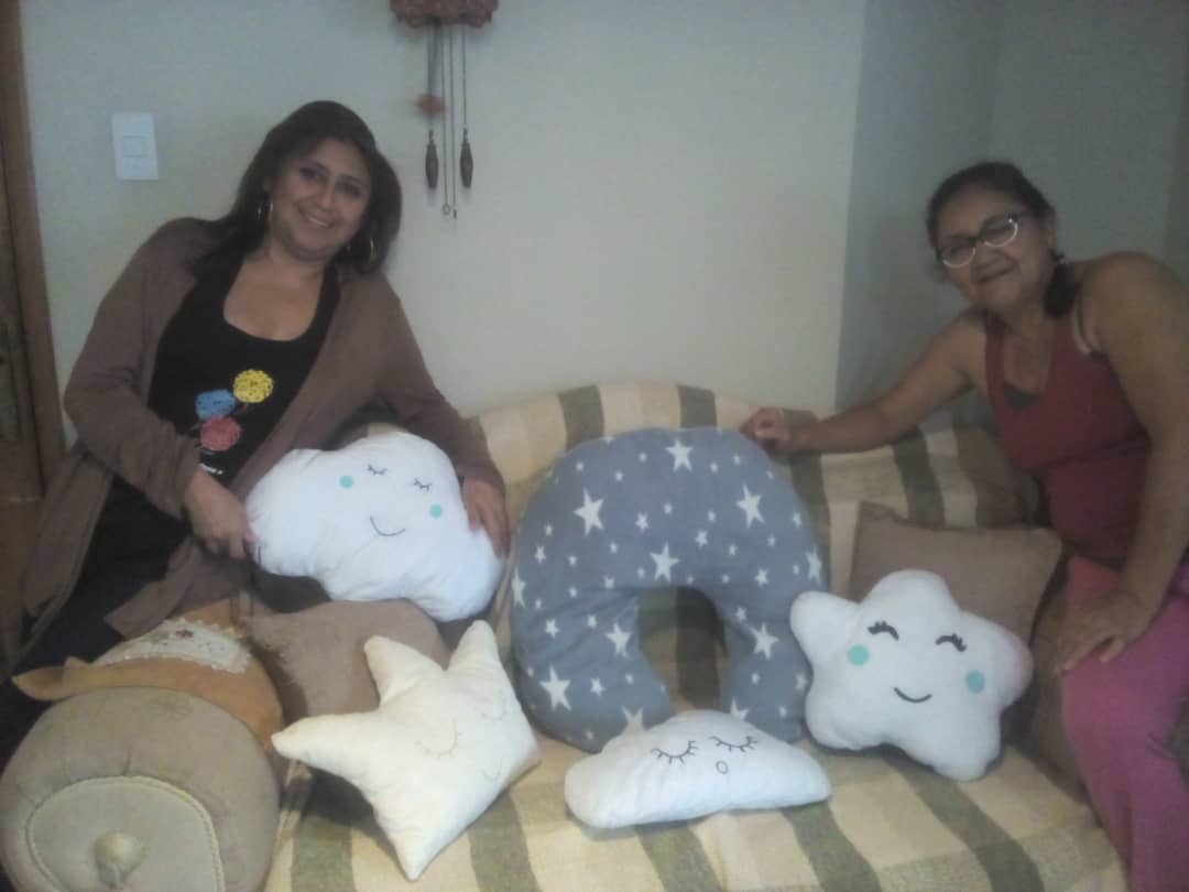 CarmenCarreroS's tweet photo. FELICITACIONES a las Partic: Clara Contreras y Ana Contreras de la formativa "Confección de Prendas para Bebé",  culminación de un "Acolchado para cuna de bebé", con MTP Socorro Acosta del #IncesTextilParamillo #Tachira. #FormacionIncedEnCasa. @WuikeImanINCES @FreddyBernal https://t.co/gyooyXqB44