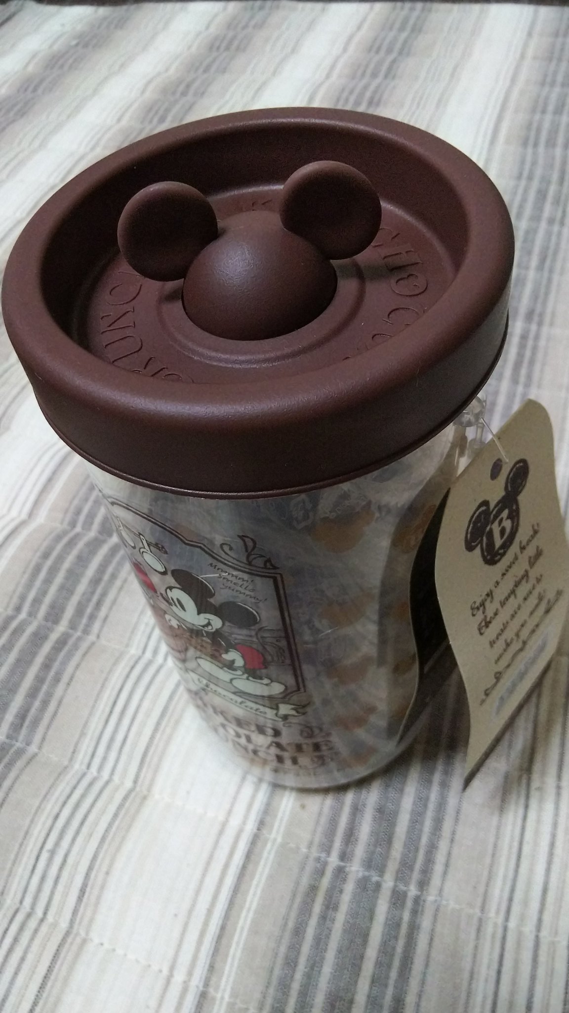 よしりん 娘の友人から頂いたディズニーランドのお土産 ベイクドチョコレートクランチ 定番のチョコクランチも好き だけどほろほろと口の中で溶けて濃厚なショコラケーキ みたいで美味しいです 蓋もこれまた可愛い
