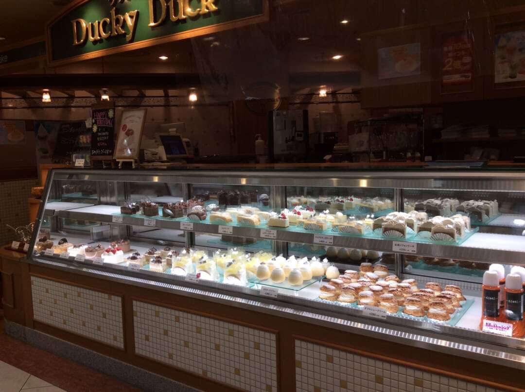 Twitter 上的 ダッキーダック 公式 本日は店舗のご紹介 ケーキショップ永山店は小田急永山駅 京王永山駅からすぐのグリナード永山店の１階 紅茶シフォン ミルクチョコレートなど10種類以上のプチガトーをご用意しております オススメは季節限定メロンショート