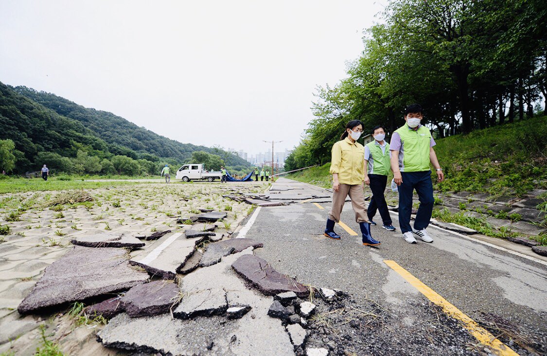 당장 오늘 중부지방에 많은 비가 예보되어있습니다. 호우예비특보가 20시입니다. 철저하게 대비하겠습니다. 안전이 늘 최고여야 합니다.