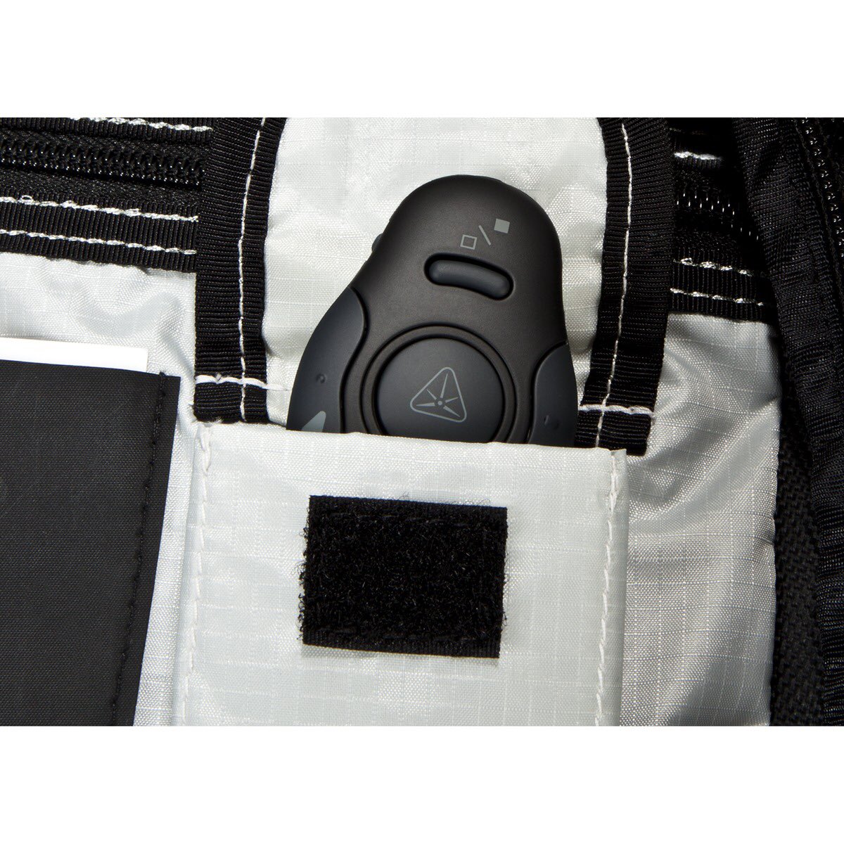 El presentador inalámbrico Targus con puntero láser facilita el control de tu presentación desde una distancia de hasta 15 metros. El diseño ergonómico con superficie suave al tacto facilita sostener el dispositivo en la mano y navegar cómodamente por los botones.