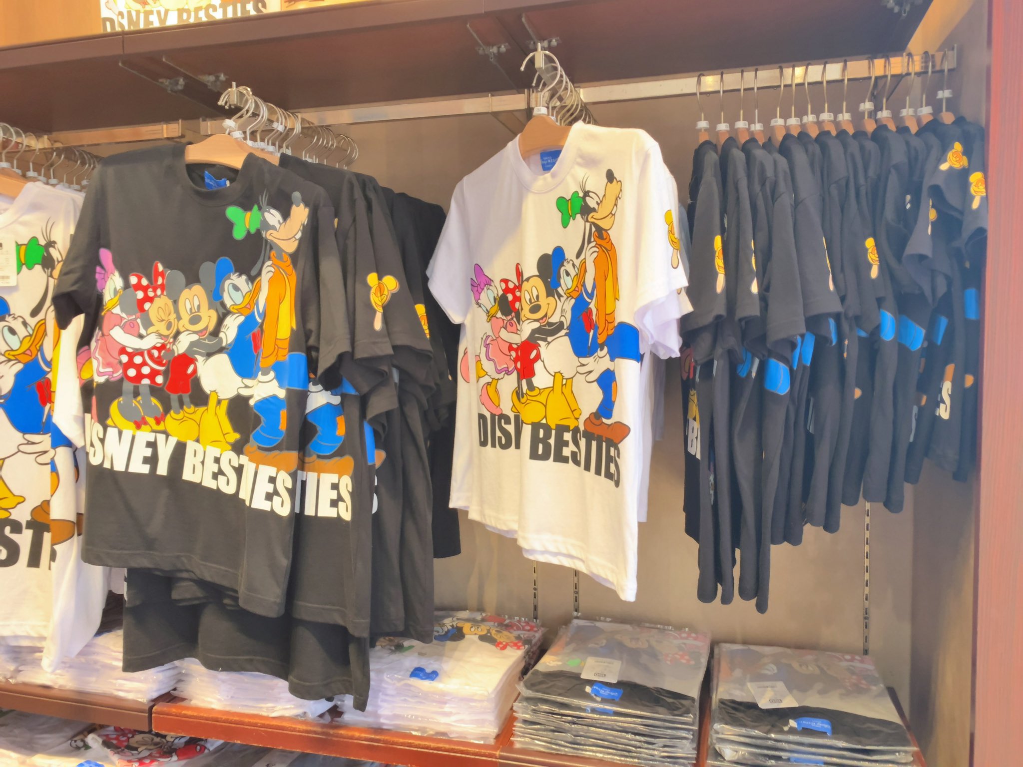 東京ディズニーリゾート好き ボンヴォヤージュに在庫切れしていたディズニーベスティーズの黒色のtシャツが入荷しています 購入を検討してる方はお早めに Tdr Now ボンヴォヤージュ T Co Ul3ldy143w Twitter
