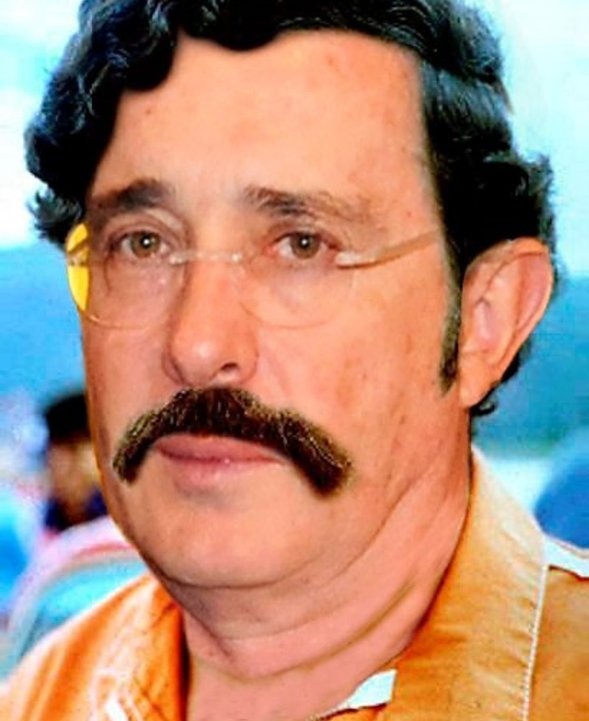 Cepeto4's tweet photo. #Matarife #Matarifelaserie #MatarifeCap9

Y entonces el parroquiano @AlvaroUribeVel con cara de yo no fui, era respetado y escuchado por por el cartel de Medellín a la "cabeza" de Pablo Escobar.

Así que, Escobar era el primer intento de sentarse en el senado, lo que logró AUV https://t.co/zOD4hmNESJ
