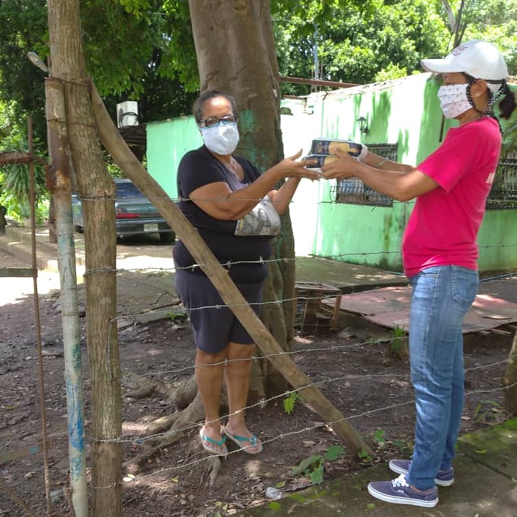 #PuertoLaCruz || Desde el sector Provisor, Zona Rural del municipio Sotillo, la camarada Rosa Guzmán en contacto directo con los vecinos, distribuye harina de trigo para garantizar la seguridad alimentaria y el combate contra el CORONAVIRUS. #GraciasPuebloHeroico