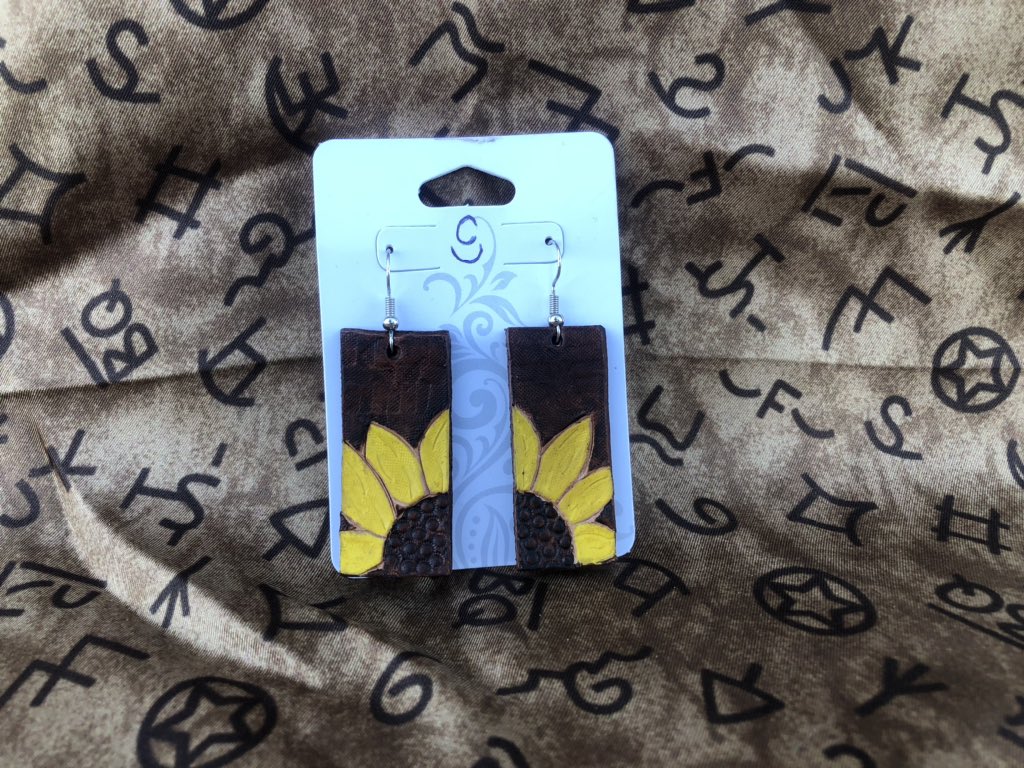 RockingCLeather's tweet photo. Soda approves of these Sunflower earrings 🌻 https://t.co/DsKp6h460z