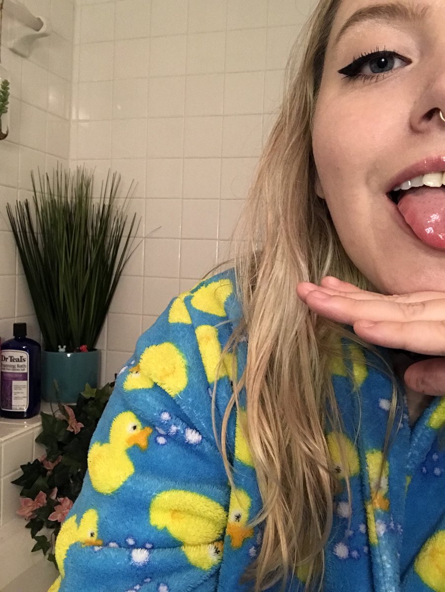 CanyonScarlett's tweet photo. Come play with me in the bath tub! Going live on #myfreecams now! Look for Scarlett_666! #wet #oilshow #camgirl #camsluts #mfc #mfcbabe #sellingcontent #titties #liveshows #livegirls https://t.co/89X0csCROO