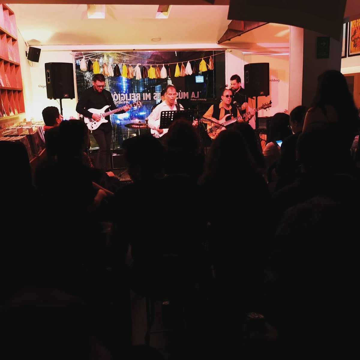 RPMRecordsBOG's tweet photo. Bonito flashback de la celebración del #RecordStoreDay en noviembre 24 2018, junto a @ShipNg2016 y el lanzamiento de su álbum #beyondthedesert. Muchos momento hemos pasado juntos, esperamos que pronto lleguen más #apoyalolocal #lamusicaesmireligion https://t.co/r1SvVgn1KR