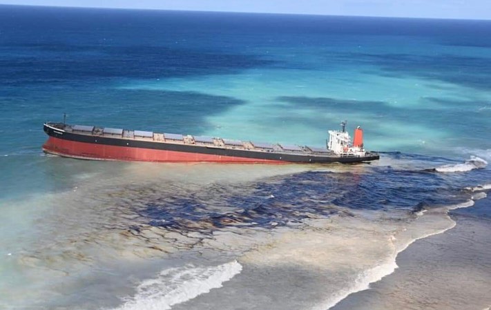 ⚠️PLEASE RETWEET THIS TO GET MAURITIUS URGENT HELP⚠️ Late Friday, Mauritius declared a state of environmental emergency after a ship that ran aground offshore began spilling its 4,000 tons of fuel. The government is asking France for help so let's make this go viral to get help!