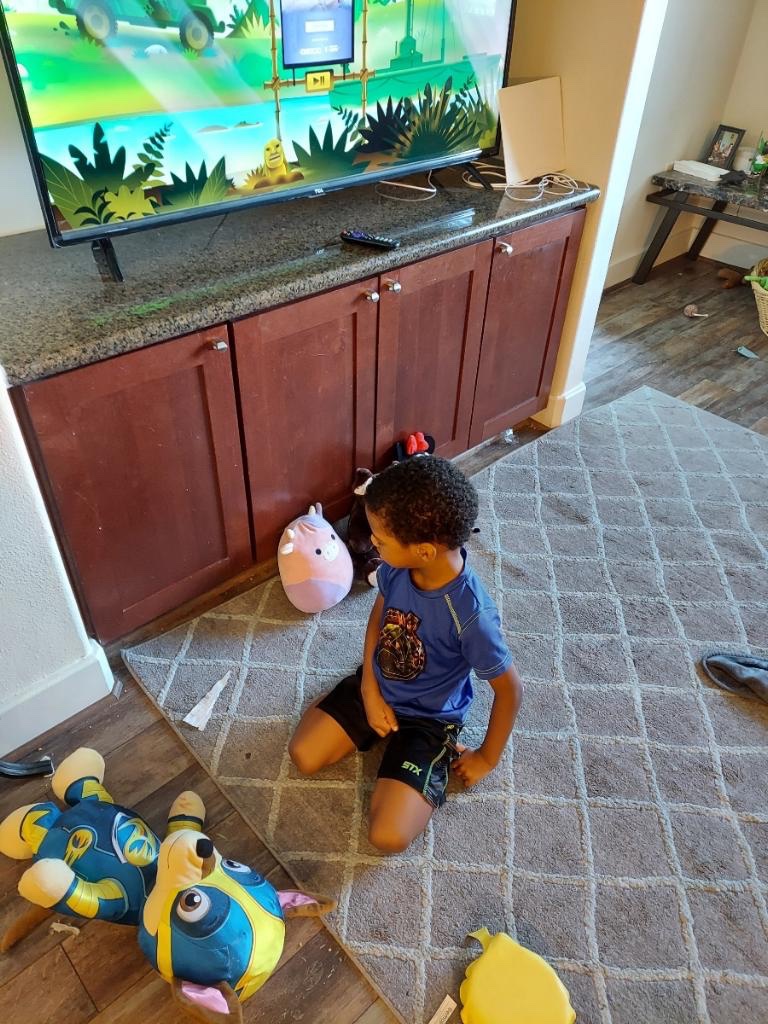 Uroosabhussain's tweet photo. Feeling so exhausted from setting up and teaching in my virtual classroom but seeing these pictures makes my heart so happy!!! 👩‍🏫👩‍💻#hesplayingteacher #virtualcenters @Aliefsneed @AliefPreK https://t.co/sitzDaJ3AO