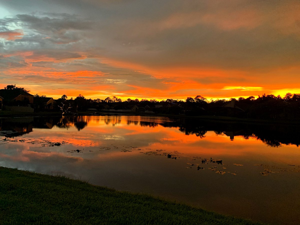 DrPhiltill's tweet photo. Today’s sunset has been brought to you by gravity. It’s what holds a dense atmosphere to a planet, creating thermal conditions so aerosols and clouds of water droplets can exist above the surface, so the light of the nearby Sun passing over the planet’s limb does this.❤️ #Gravity https://t.co/dlsvCeQwFY