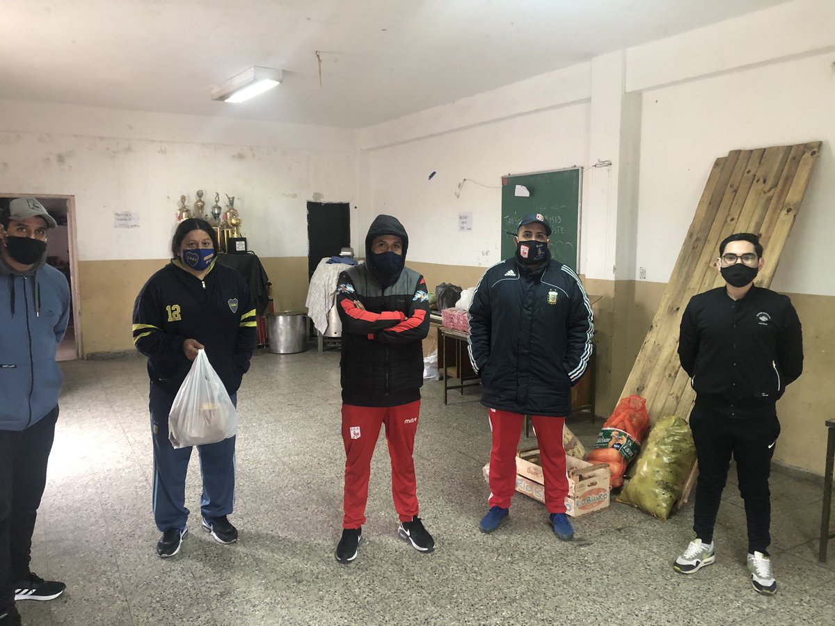 drgonzalolera's tweet photo. Colaboramos con la Sociedad de Fomento San Francisco, de Morón Sur, entregandoles facturas para la asistencia que brindan a todos los vecinos del barrio.
Cuidemonos entre todos.
@kevinlioiok @alferdez 🇦🇷🌞 https://t.co/EEariEGSHZ