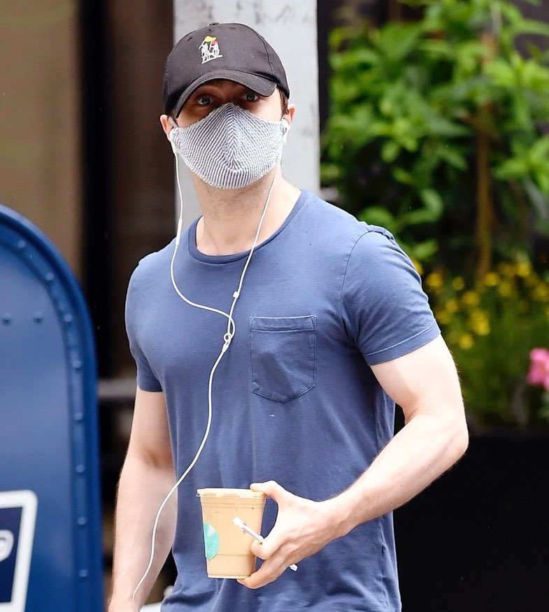 Es Harry Potter, sobrevivió a Voldemort 2 veces y aún así lleva mascarilla. Si él la llevas, tú también.