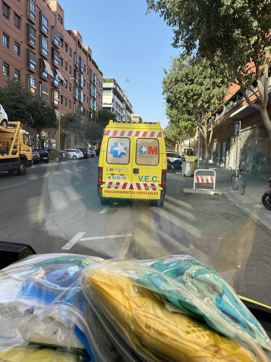 DazHerrero's tweet photo. Pues creíamos q todo estaba controlado y hoy hemos empezado el grupo de traslados BG a mover pacientes de UCI a otras UCIs en Madrid. Y dicen q no hay otra ola #estosehaacabado #COVID19 #volvemosdenuevo #QuedateEnCasa #nosinmascarilla #MascarillaXTiXMi #MascarillaObligatoria https://t.co/bNhZ0o4sQ4